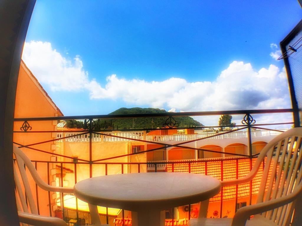 Benitsa Beach Hotel Ahílio Kültér fotó
